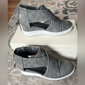 Journee Seena wedge sneakers, gray size 6.5 (fits like 7)